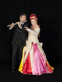 La Lupa mit Hieronymus Schädler als Flötist in ihrem Stück COLORI